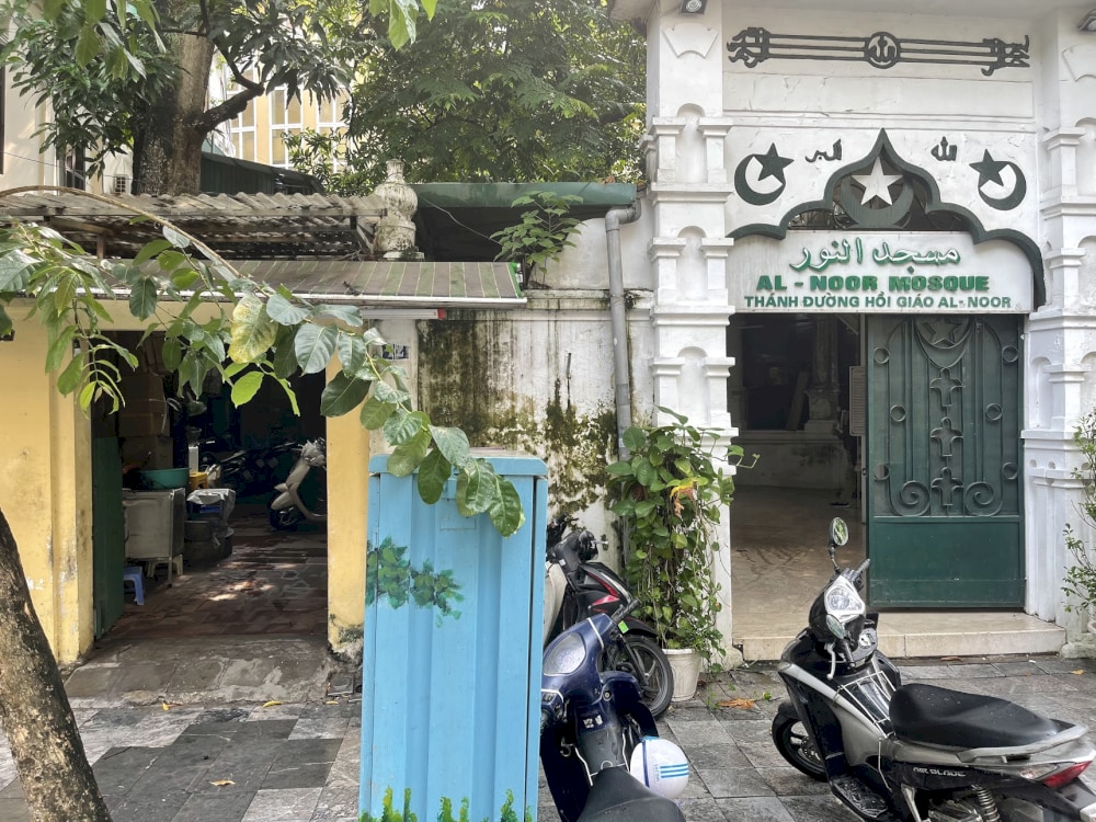 The Zaynab Restaurant is located in a small alley near Al Noor Masjid 